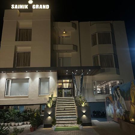 Hotel Sainik Grand Váránaszi Kültér fotó