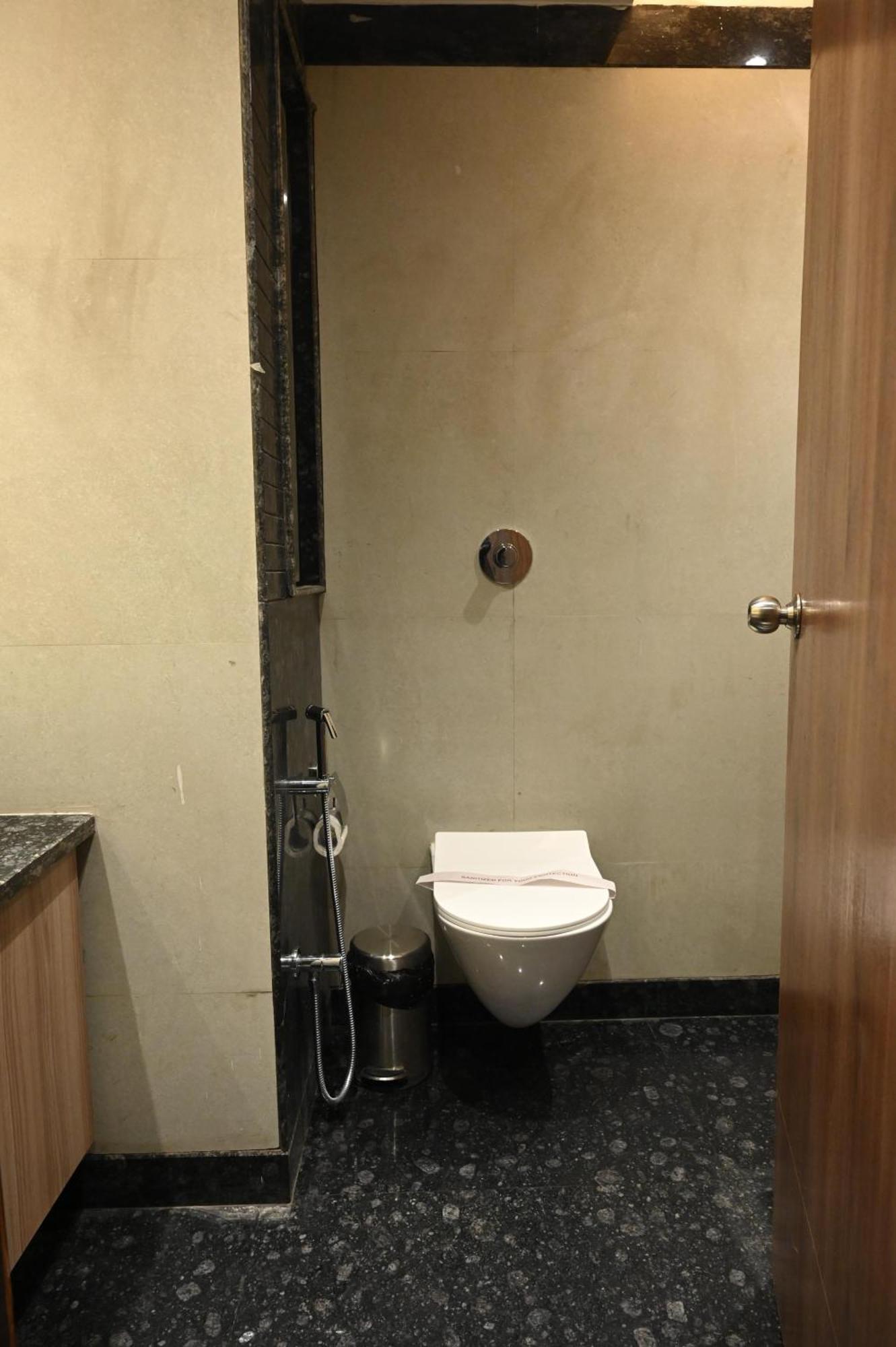 Hotel Sainik Grand Váránaszi Kültér fotó