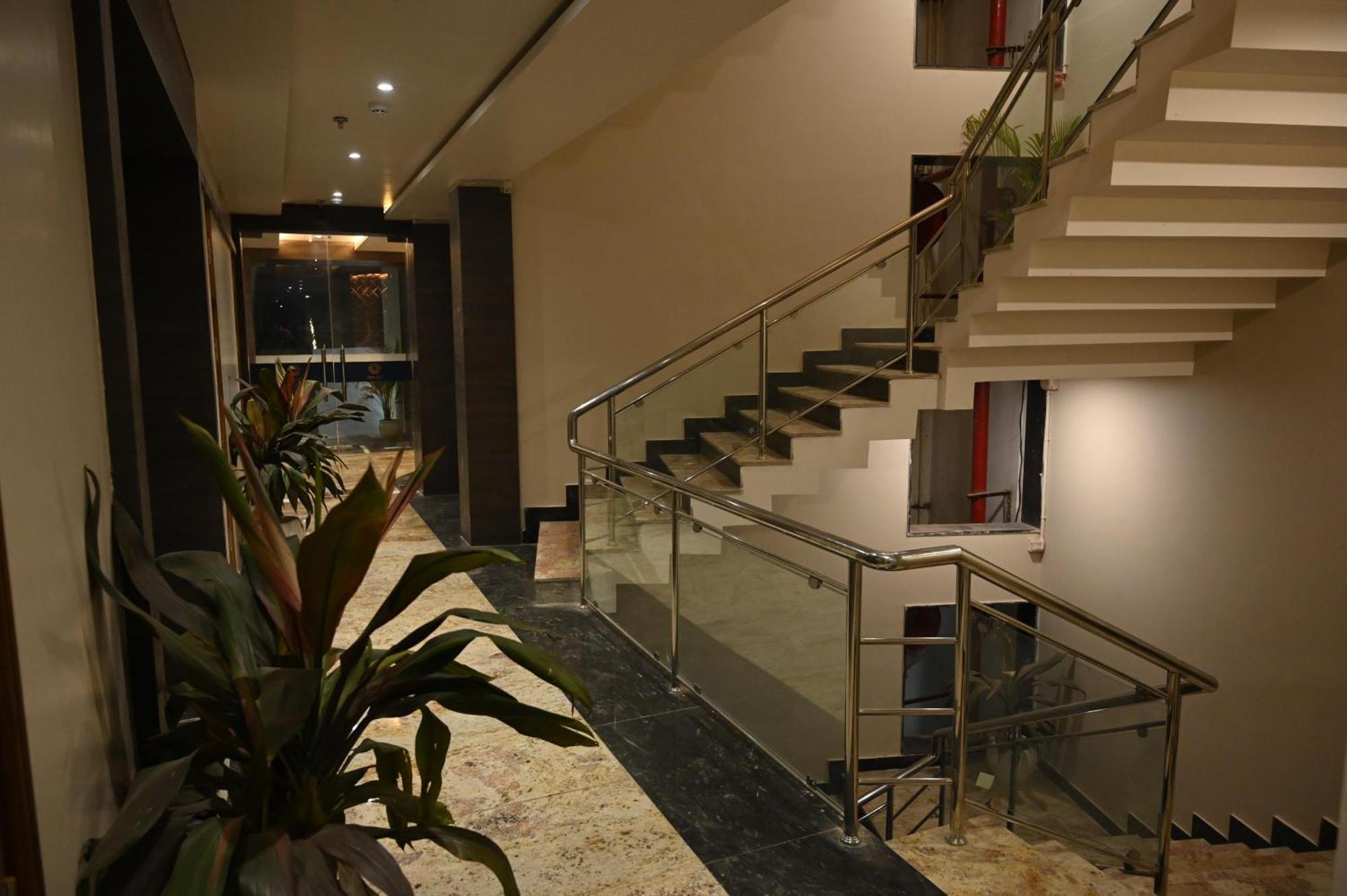 Hotel Sainik Grand Váránaszi Kültér fotó
