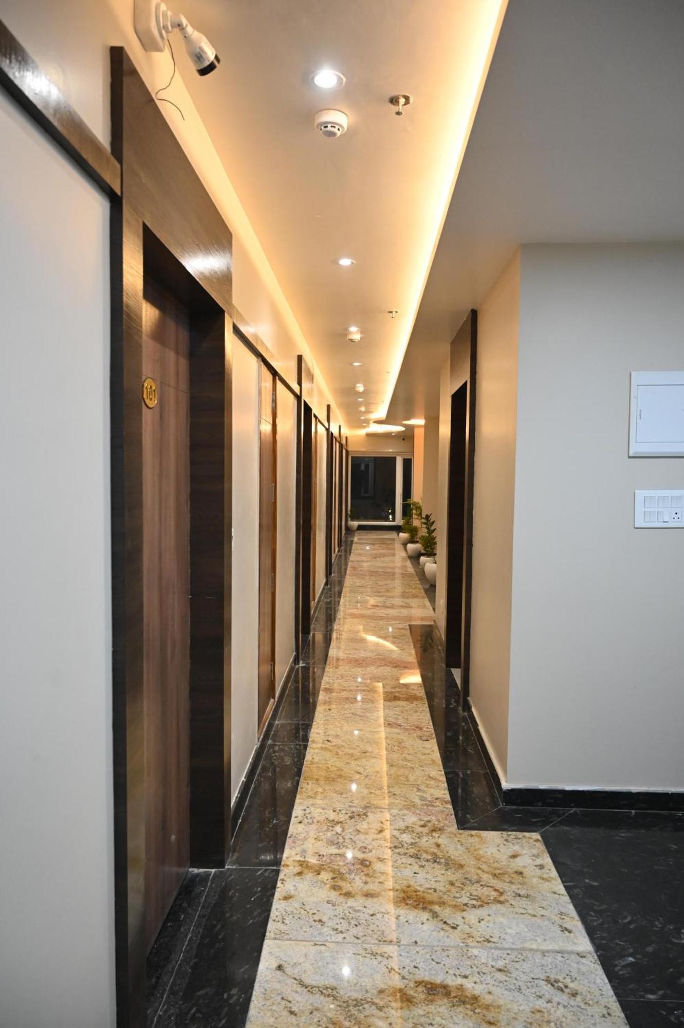 Hotel Sainik Grand Váránaszi Kültér fotó