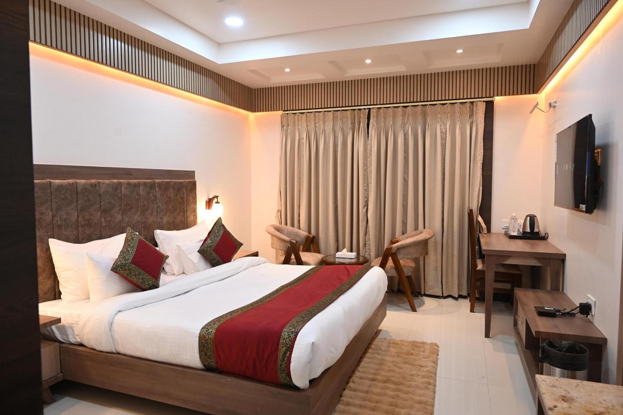 Hotel Sainik Grand Váránaszi Kültér fotó