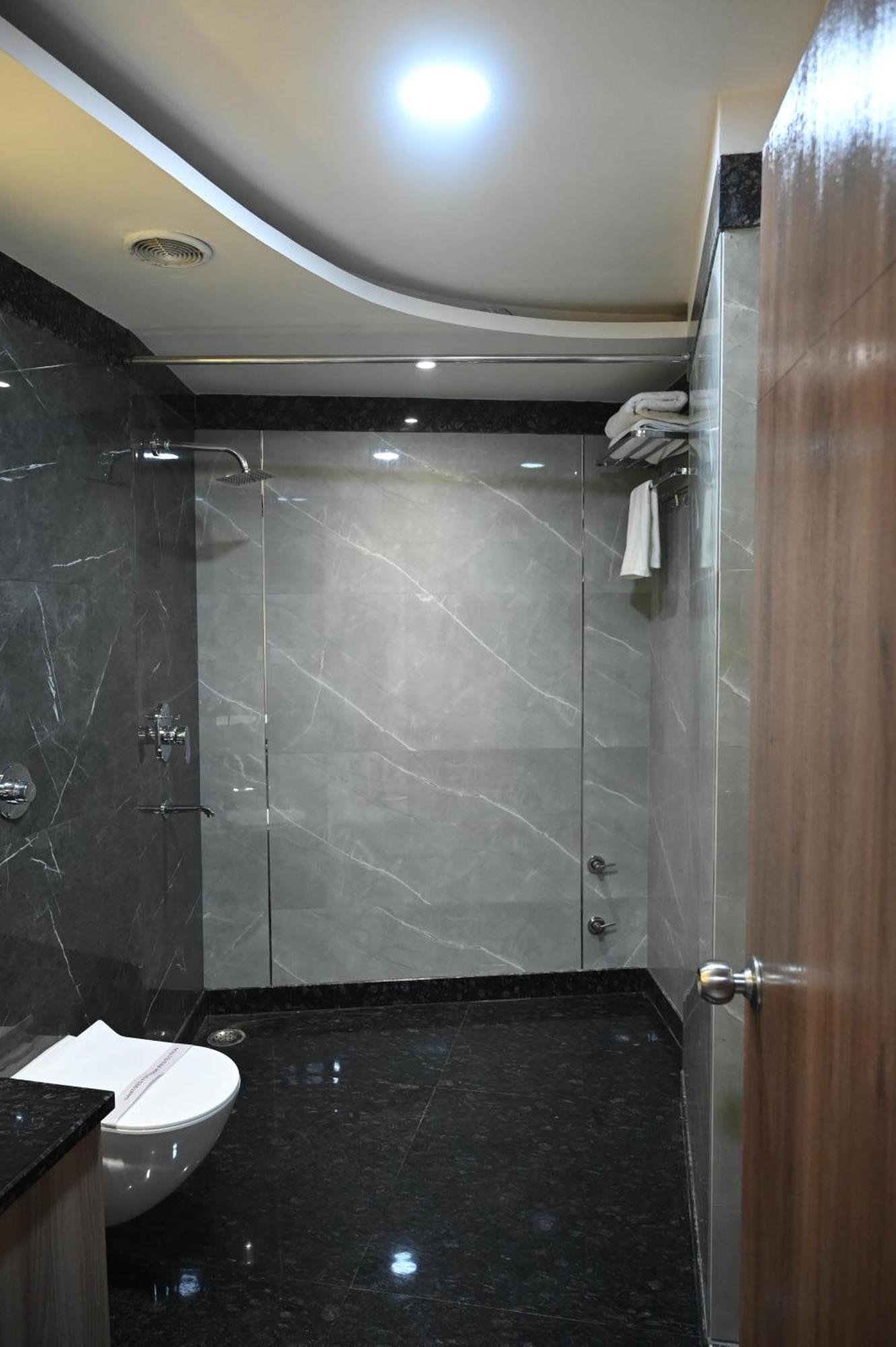 Hotel Sainik Grand Váránaszi Kültér fotó