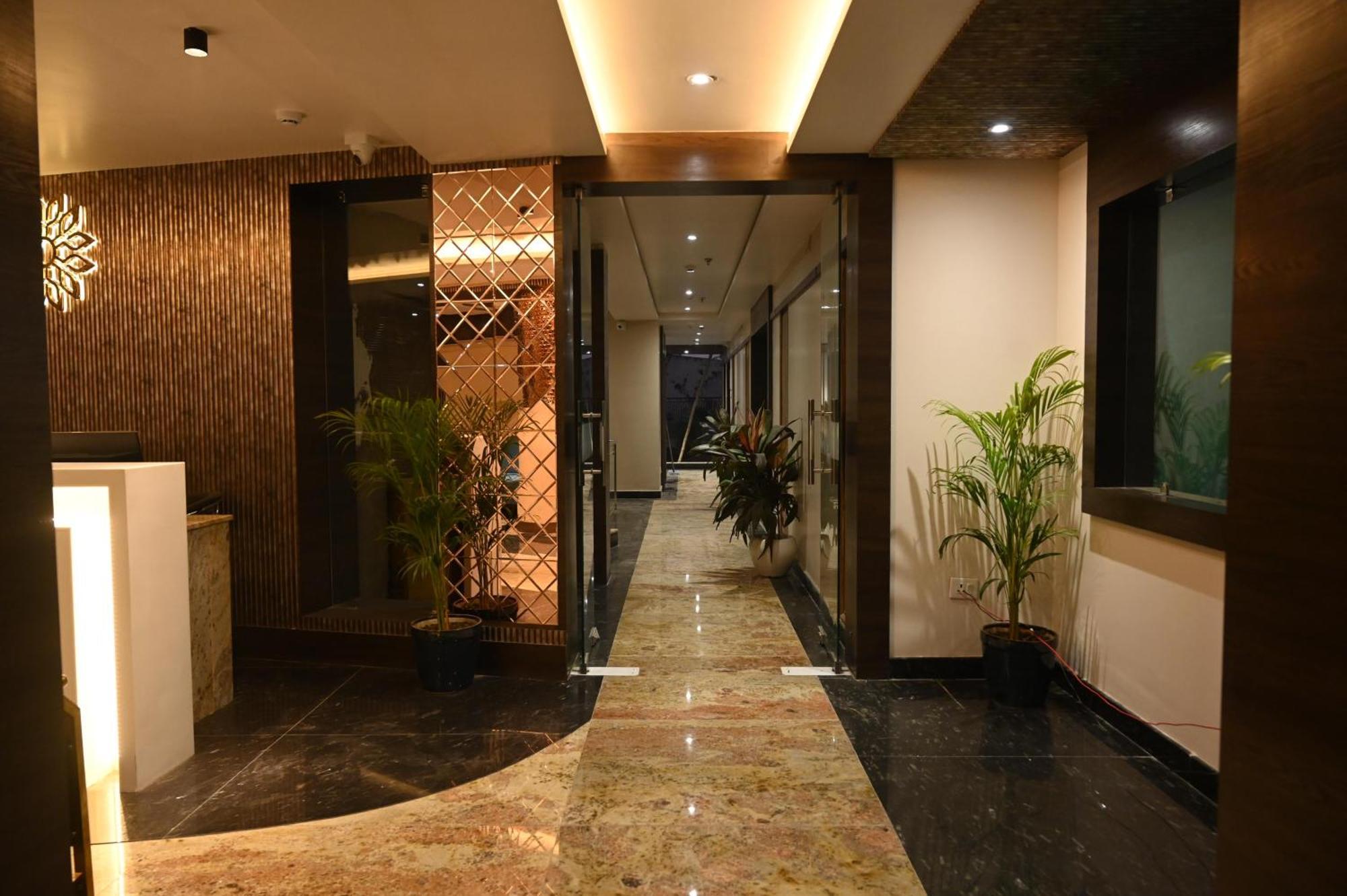 Hotel Sainik Grand Váránaszi Kültér fotó