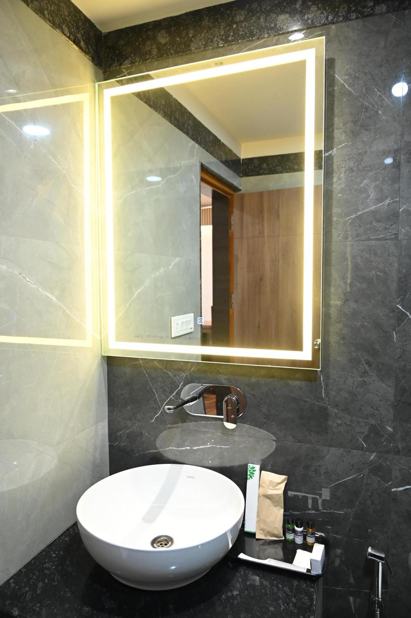 Hotel Sainik Grand Váránaszi Kültér fotó