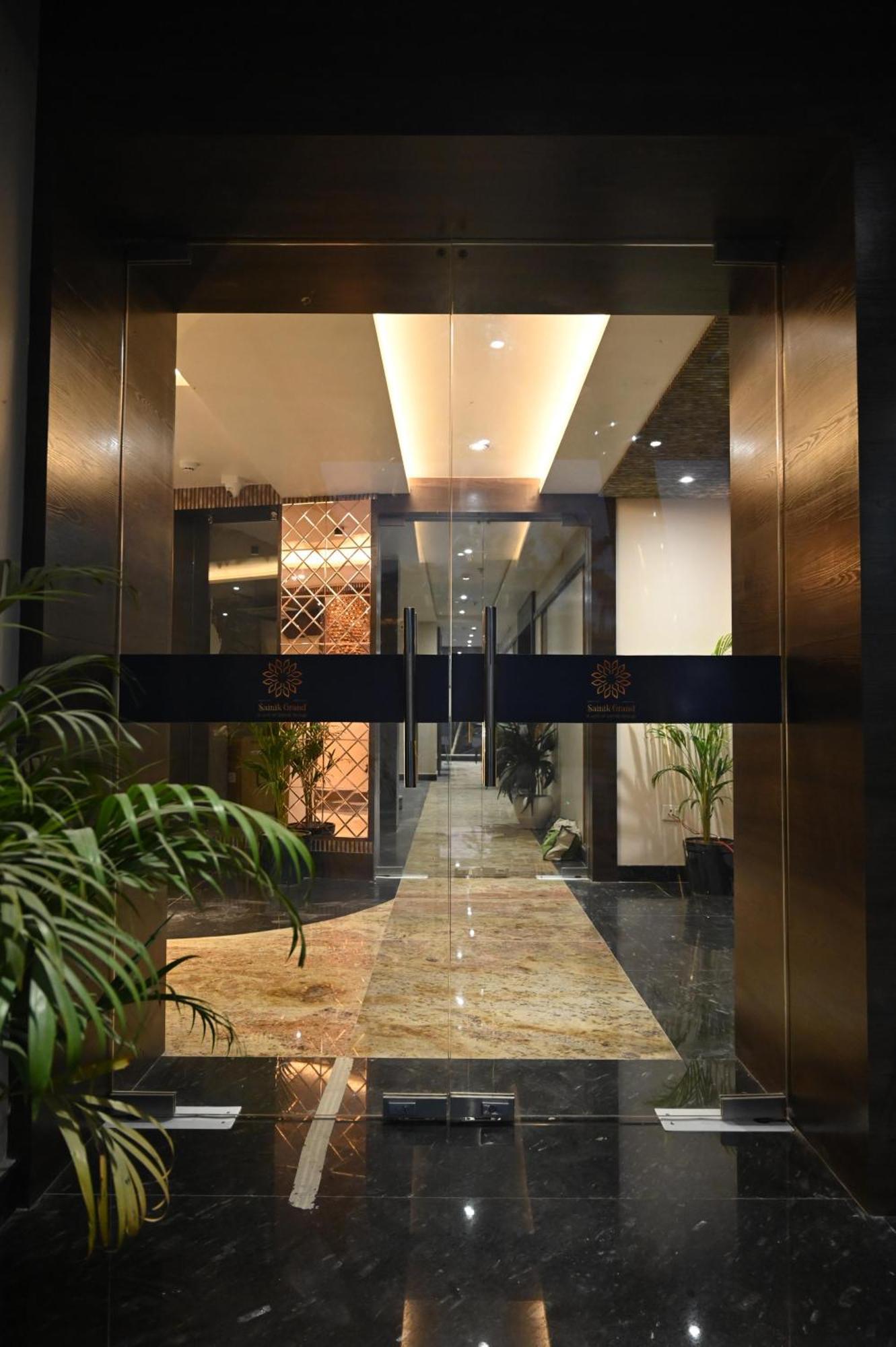 Hotel Sainik Grand Váránaszi Kültér fotó