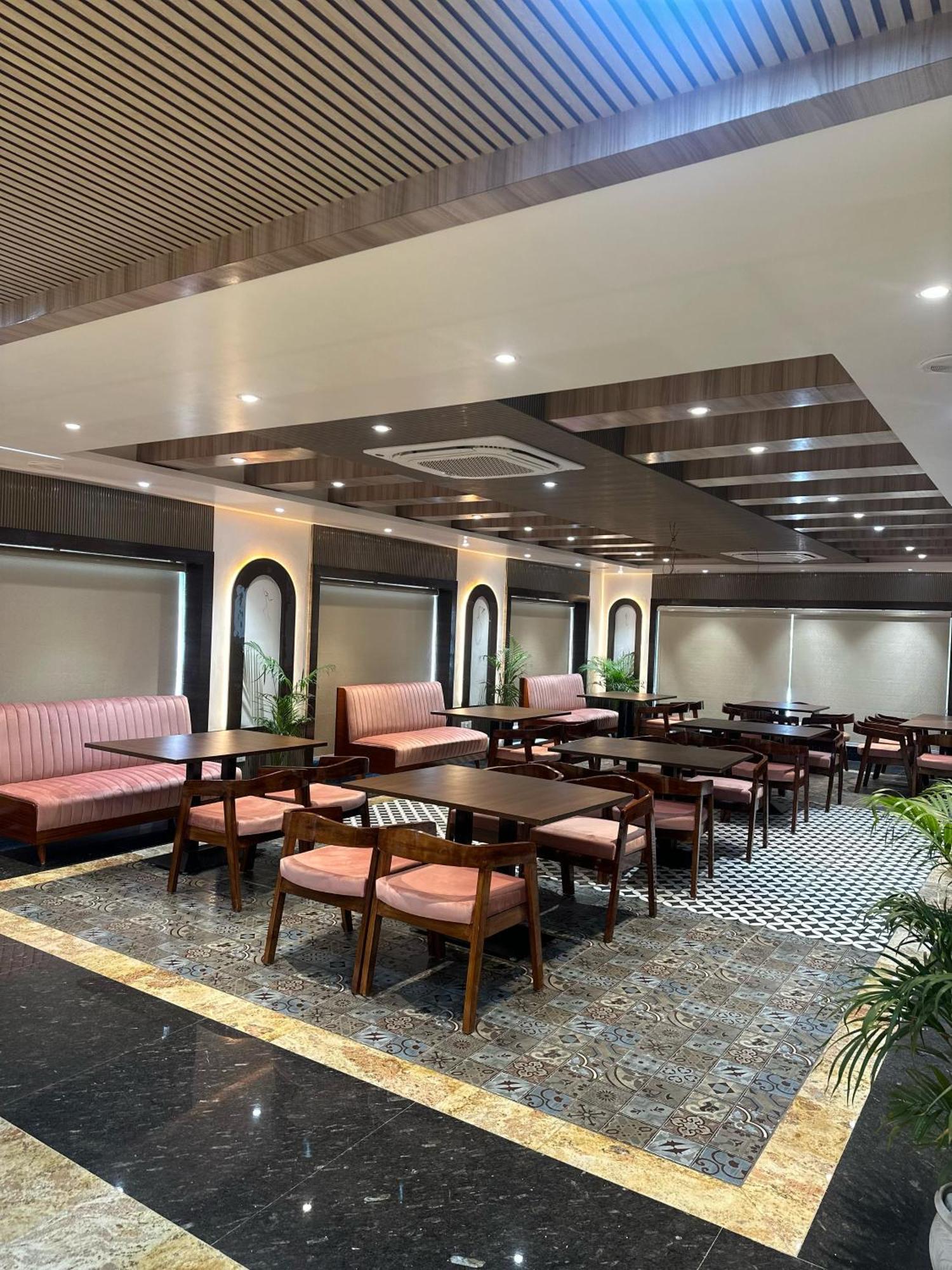 Hotel Sainik Grand Váránaszi Kültér fotó