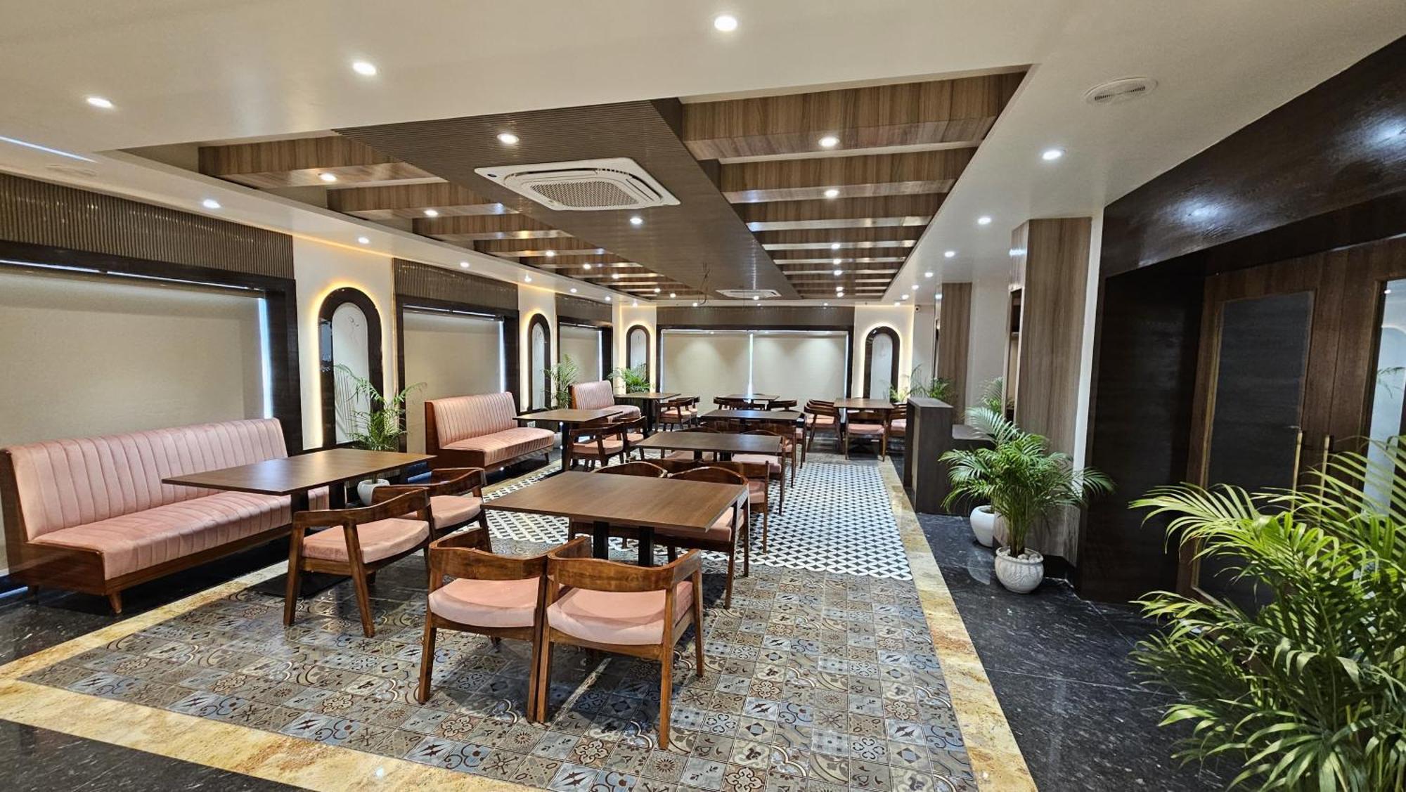 Hotel Sainik Grand Váránaszi Kültér fotó