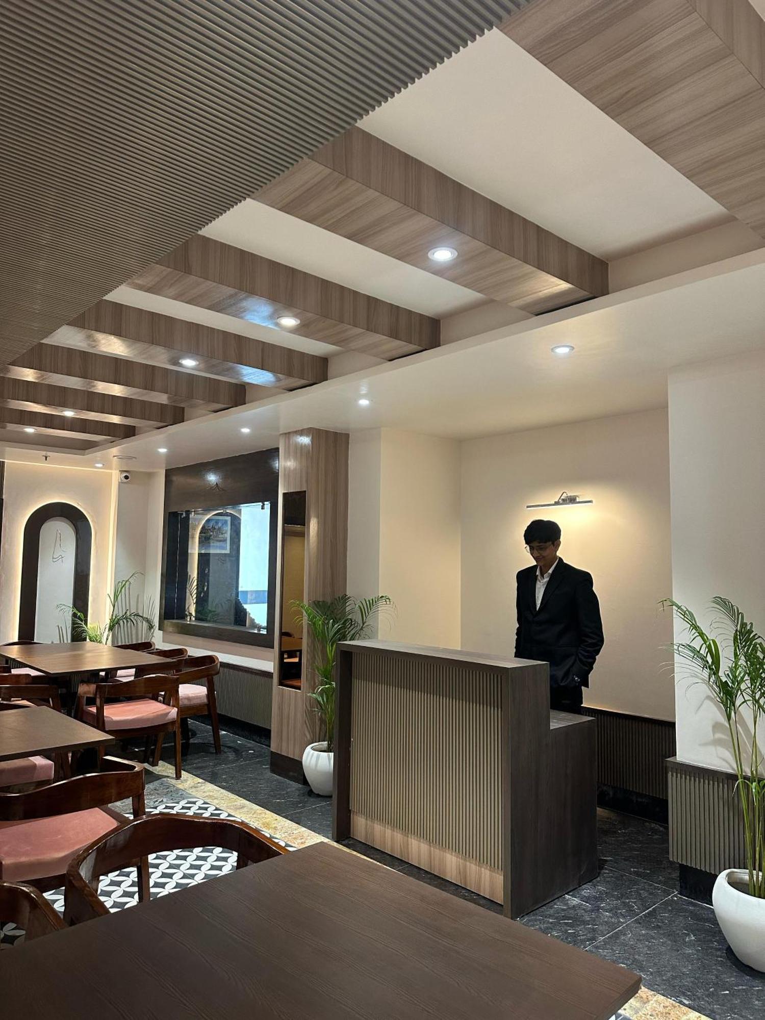 Hotel Sainik Grand Váránaszi Kültér fotó