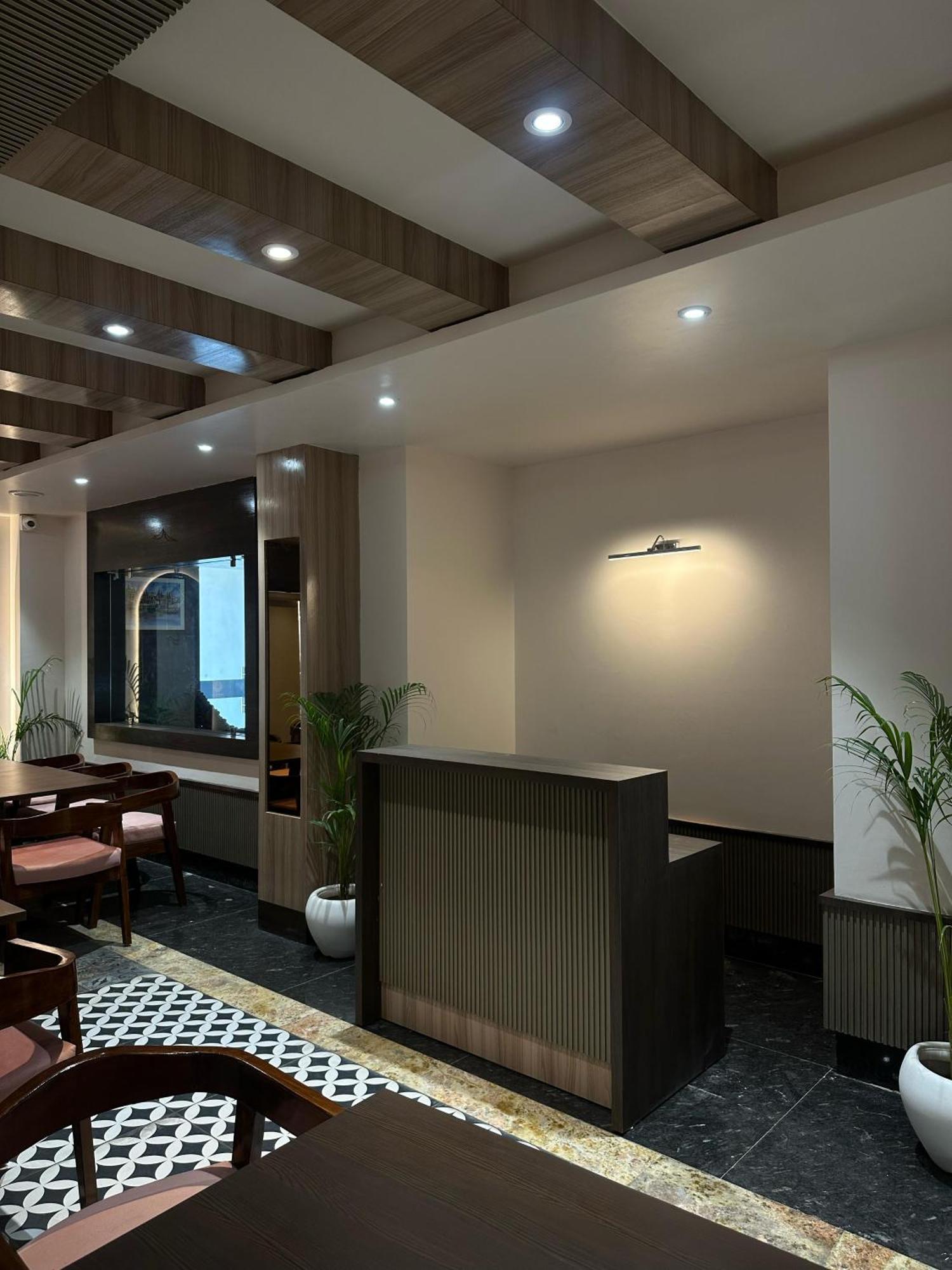 Hotel Sainik Grand Váránaszi Kültér fotó