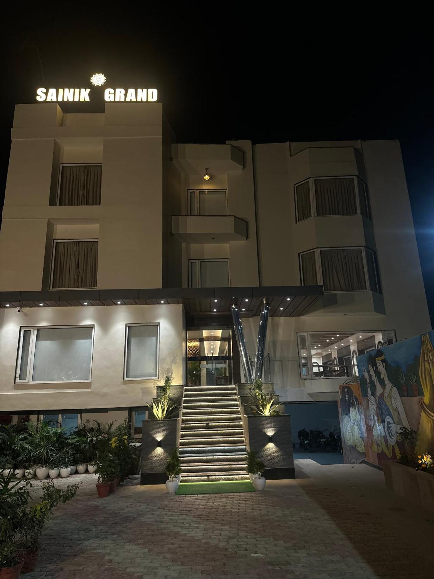 Hotel Sainik Grand Váránaszi Kültér fotó